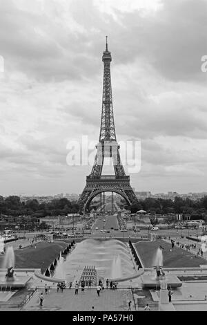 Inquadratura della Torre Eiffel e la Fontana di Varsavia Foto Stock