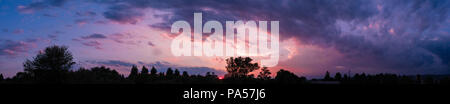 Dark Sky panorama con viola nuvole al tramonto Foto Stock