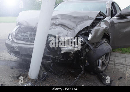 Incidente di automobile macchina rotto. la guida in stato di ebbrezza. Foto Stock