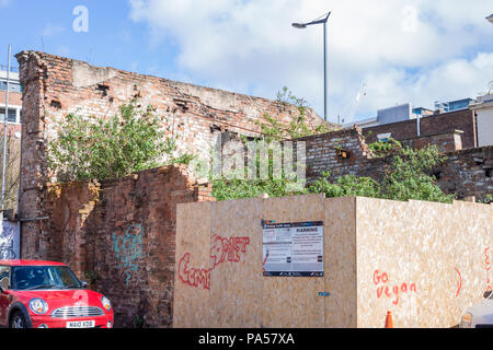Trama sovradimensionate, Liverpool, che mostra il degrado urbano e edificio rovinato Foto Stock