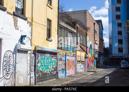 Back Street di Liverpool con un sacco di colorati graffiti Foto Stock