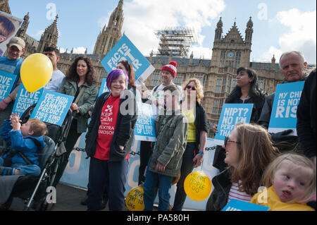 Palazzo Vecchio Cantiere, Londra, Regno Unito. 18 Aprile, 2016. Le persone con sindrome di Down e le loro famiglie condurre un rally al di fuori del Parlamento per protestare contro le proposte di Foto Stock