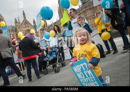 Palazzo Vecchio Cantiere, Londra, Regno Unito. 18 Aprile, 2016. Le persone con sindrome di Down e le loro famiglie condurre un rally al di fuori del Parlamento per protestare contro le proposte di Foto Stock