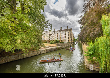 Bodley's Court al King's College, Università di Cambridge, Inghilterra, come visto da un ponte sul fiume Cam su un soleggiato ancora nuvoloso giorno d'estate. Foto Stock