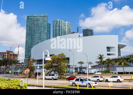 American Airlines Arena, Miami, Florida - street shot con edifici, grattacieli e cop car Foto Stock