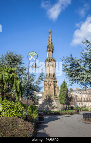 Hamilton Square Gardens, Birkenhead, Wirral, con la regina Vittoria monumento, un cenotafio Foto Stock