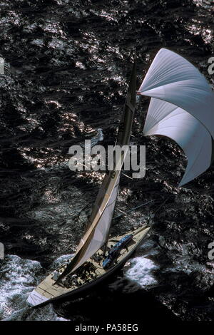 AJAXNETPHOTO. 1986. FREMANTLE, Australia. - Coppa America - DEFENDER CHALLENGER AUSTRALIA III sulla vela GAGE STRADE. Foto : JONATHAN EASTLAND / AJAX REF:HDD YA 1986 Foto Stock