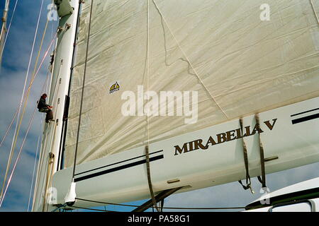 AJAXNETPHOTO. 2004. SOLENT, Inghilterra. - MIRABELLA V le massicce BOOM NANI CREWMAN scaling del montante di sollevamento durante le prove di navigazione a vela OFF l'isola di Wight su 13 APL 2004. Foto: JESSICA EASTLAND/AJAX REF:41404 681 Foto Stock