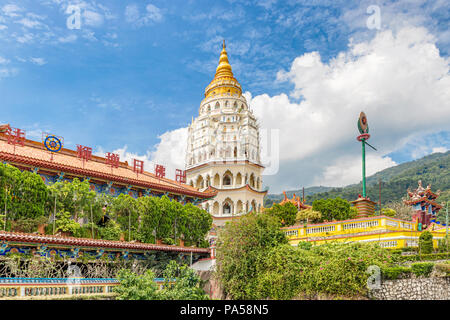 Pagoda di Diecimila Buddha a Kek Lok Si tempio Buddista complesso in Penang. Si è detto di essere il più grande tempio buddista in Malaysia. Foto Stock