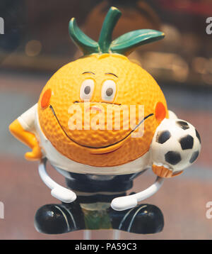 Luglio 7, 2018, Mosca, Russia mascotte ufficiale della Coppa del Mondo FIFA 1982 in Spagna un arancio Naranjito. Foto Stock