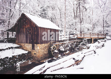 Neve presso il mulino di grano Foto Stock