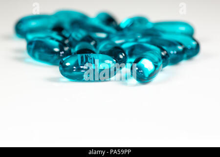 Blu chiaro round capsule sulla parte superiore di una tavola di farmacia. Foto Stock