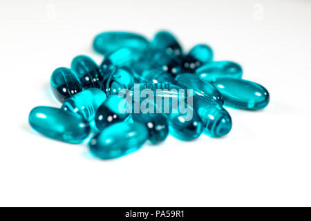 Blu chiaro round capsule sulla parte superiore di una tavola di farmacia. Foto Stock