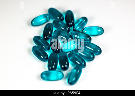 Blu chiaro round capsule sulla parte superiore di una tavola di farmacia. Foto Stock