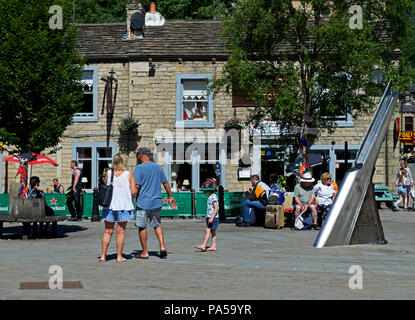 Raduno di persone in St George Square, Hebden Bridge, Calderdale, West Yorkshire, Inghilterra, Regno Unito Foto Stock