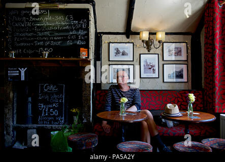 Uomo di mezza età in The Fox & Goose pub, Hebden Bridge, Calderdale, West Yorkshire, Inghilterra, Regno Unito Foto Stock