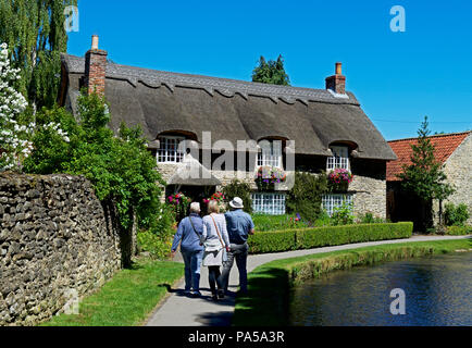 Cottage con il tetto di paglia accanto a Thornton Beck, Thornton-le-Dale, North Yorkshire, Inghilterra, Regno Unito Foto Stock