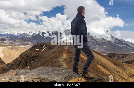 Escursionista in cima Chacaltaya stazione montagna in Bolivia Foto Stock