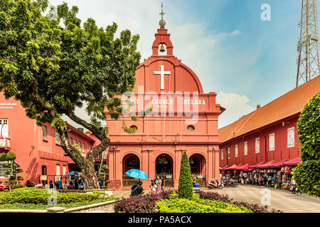 Malacca, Malesia - Dic 15, 2017: turisti davanti la chiesa di Cristo di Dutch Square in Malacca, Malesia. Malacca chiesa costruita nel 1753 dalla olandese, Foto Stock