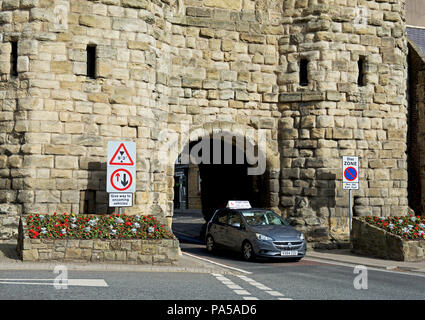 Auto passando attraverso Bondgate Tower, Alnwick, Northumberland, England Regno Unito Foto Stock