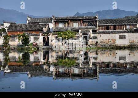 Hongcun, un piccolo borgo antico nella provincia di Anhui in Cina nei pressi della montagna di colore giallo. Foto Stock