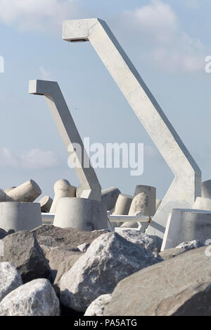 Queretaro, ver/MESSICO - Luglio 18, 2018: dettaglio di apparecchi di illuminazione e tetrapods sul frangiflutti del Queretaro' foce Foto Stock