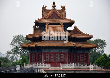 Antica decorativo pavilion con ornati ridge in Città Proibita di Pechino, Cina. Foto Stock