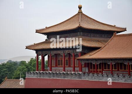 Antica decorativo pavilion con ornati ridge in Città Proibita di Pechino, Cina. Foto Stock