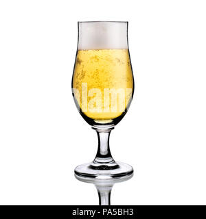 La birra wineglass calice con schiuma bianca e bolle, isolato su bianco con riflessioni Foto Stock