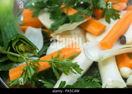 Spezie e verdure tagliate uft rendendo zuppa o brodo Foto Stock