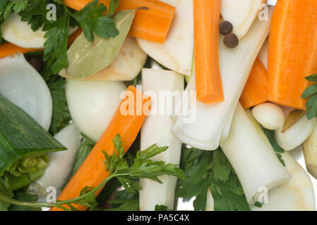 Spezie e verdure tagliate uft rendendo zuppa o brodo Foto Stock