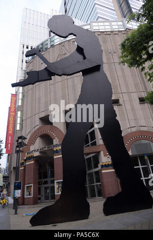 Molto nero grande uomo di martellamento metallo scultura mobile dell uomo di sollevamento e di abbassamento di un martello di fronte al Seattle Art Museum. Foto Stock