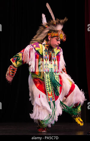 Native American danzatori provenienti da tribù della costa nordoccidentale eseguendo danze tradizionali in molto colorato abito autentico. Foto Stock