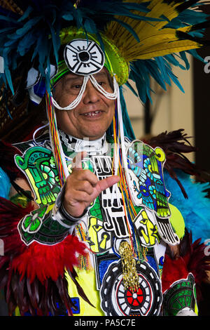 Aztec ballerini eseguono balli tradizionali vestiti di molto colorato copricapo e coloratissimi costumi. Foto Stock