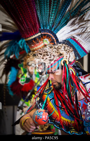 Aztec ballerini eseguono balli tradizionali vestiti di molto colorato copricapo e coloratissimi costumi. Foto Stock