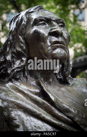 La scultura in bronzo di Capo Seattle capo del Suquamish situato in Pioneer Square a Seattle Washington. Foto Stock