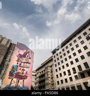 Un grande murale su un palazzo nel centro di Budapest, Ungheria Foto Stock
