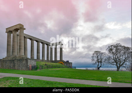 Il Monumento Nazionale di Scozia su Calton Hill a Edimburgo, un memoriale per la Scottish soldati e marinai in guerre napoleoniche NEL REGNO UNITO Foto Stock