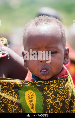 AMBOSELI, KENYA - 10 ottobre 2009: Ritratto di un non ben identificato Massai little baby boy con mosche sulla faccia in Kenya, Ott 10, 2009. Massai persone sono Foto Stock