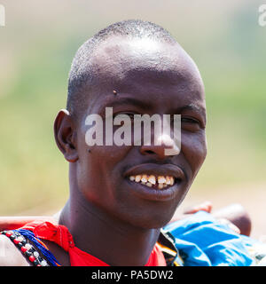 AMBOSELI, KENYA - 10 ottobre 2009: Ritratto di un non ben identificato Massai uomo sorridente in tipici abiti tribali in Kenya, Ott 10, 2009. Massai persone sono Foto Stock