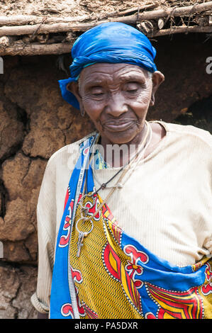 AMBOSELI, KENYA - 10 ottobre 2009: Ritratto di un misterioso vecchio sorridente Massai lady in Kenya, Ott 10, 2009. Massai persone sono una etnia nilotica gro Foto Stock