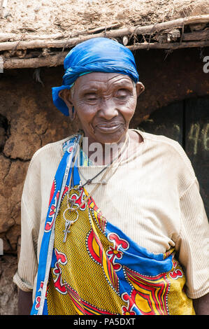 AMBOSELI, KENYA - 10 ottobre 2009: Ritratto di un misterioso vecchio sorridente Massai lady in Kenya, Ott 10, 2009. Massai persone sono una etnia nilotica gro Foto Stock