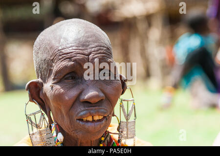 AMBOSELI, KENYA - 10 ottobre 2009: Ritratto di un non ben identificato Massai donna straordinaria con pesanti orecchini in Kenya, Ott 10, 2009. Massai persone ar Foto Stock