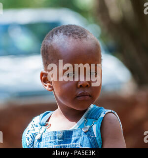 AMBOSELI, KENYA - 10 ottobre 2009: Ritratto di un non ben identificato Massai little boy in Kenya, Ott 10, 2009. Massai le persone sono un nilotica gruppo etnico Foto Stock