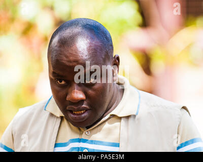 AMBOSELI, KENYA - 10 ottobre 2009: Ritratto di un non ben identificato Massai angry man in Kenya, Ott 10, 2009. Massai le persone sono un nilotica gruppo etnico Foto Stock