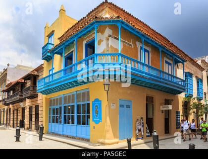 Colorate e luminose edificio storico dipinto nella Habana Vieja, Avana vecchia, Cuba Foto Stock