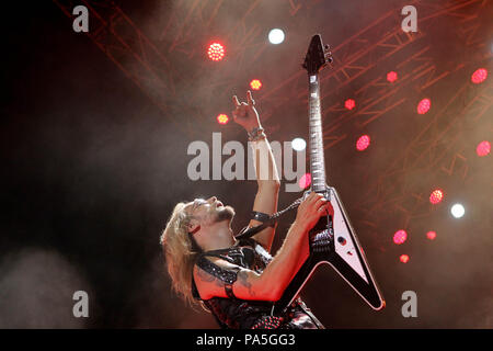 Il chitarrista Richie Falukner, della metal band britannica Judas Priest, esecuzione dal vivo sul palco a Rockwave Festival nel parco Terravibe 37km a nord di a Foto Stock