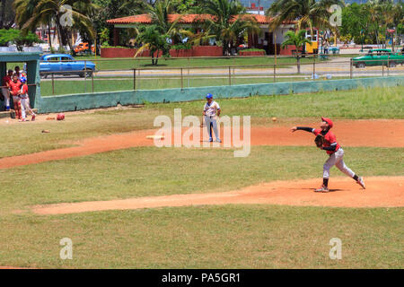 Bambini e ragazzi giocare in un gioco di baseball per la selezione della squadra di baseball di Mantanzas massa, Cuba Foto Stock