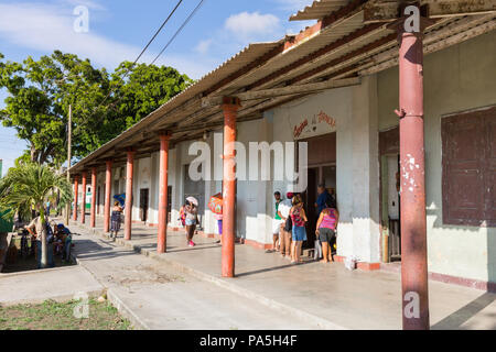 Coda al di fuori del negozio di macellaio e di governo bodega a Hershey, ora chiamato Camilo Cienfuegos, Mayabeque Provincia, Cuba Foto Stock