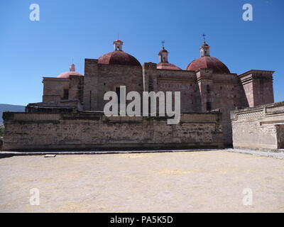 Cortile della chiesa di San Pedro in Mitla città importante sito archeologico di zapoteco cultura in stato di Oaxaca in Messico paesaggi di cielo blu chiaro in 201 Foto Stock